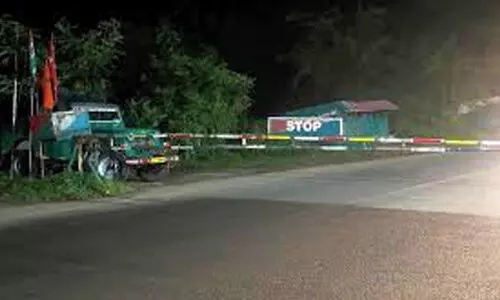 രാ​ത്രി​യാ​ത്ര നി​രോ​ധ​നം: മ​നു​ഷ്യ​ച്ച​ങ്ങ​ല സം​ഘ​ടി​പ്പി​ച്ചു