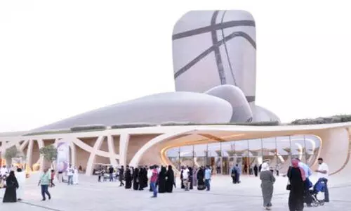 പെ​രു​ന്നാ​ളാ​ഘോ​ഷി​ക്കാ​ൻ ‘ഇ​ത്റ’​യി​ലെ​ത്തി​യ​ത്​ ല​ക്ഷ​ത്തി​ലേ​റെ