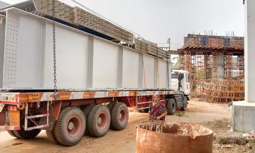 നടക്കാവ് മേൽപാലം നിർമാണം ഇഴയുന്നു