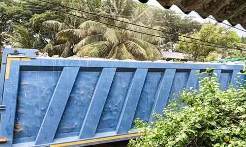 മുകൾഭാഗം മറക്കാതെ ടിപ്പറുകളുടെ അപകടയാത്ര