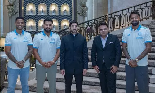 ശൈഖ് ഹംദാന് ഇന്ത്യൻ ടീമിന്‍റെ സമ്മാനം ‘ദുബൈ 11’ ജഴ്സി; താരങ്ങളുമായി കൂടിക്കാഴ്ച നടത്തി ദുബൈ കിരീടാവകാശി-വിഡിയോ