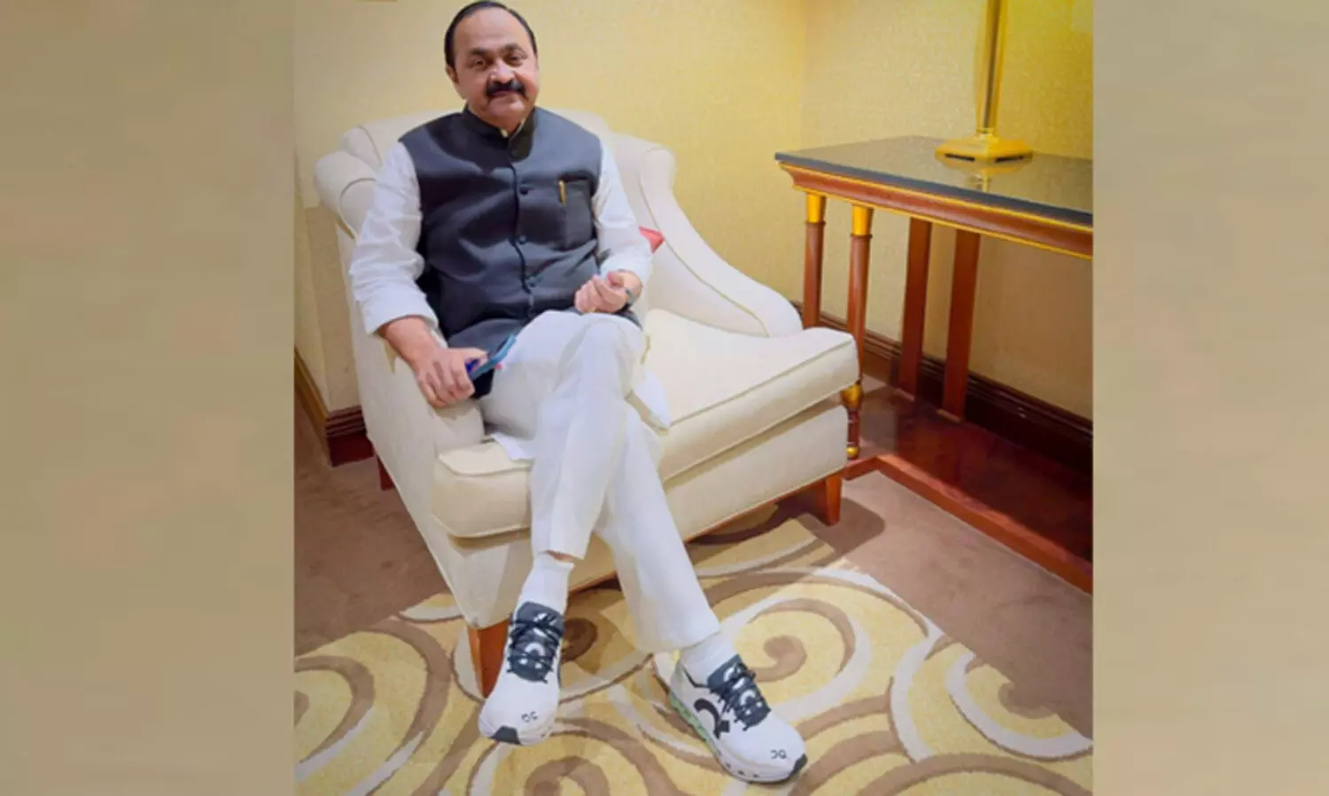 ‘ഷൂസ് സംഘ്സിനും സംഘ്സിന്റെ ചങ്ക്സിനും വീക്നെസ് ആണല്ലേ! 42 ലക്ഷത്തിന് കാലിത്തൊഴുത്തു പണിഞ്ഞ കാരണഭൂതത്തിന്റെ അടിമകൾ ഷൂ ഓഡിറ്റ് ചെയ്യണ്ട’