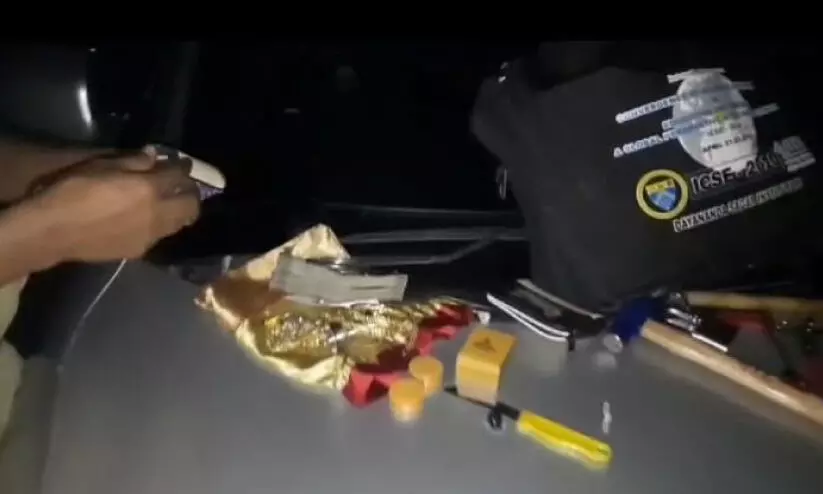 ല​ക്ഷം രൂ​പ​യും സ്വ​ർ​ണാ​ഭ​ര​ണ​ങ്ങ​ളും പി​ടി​കൂ​ടി