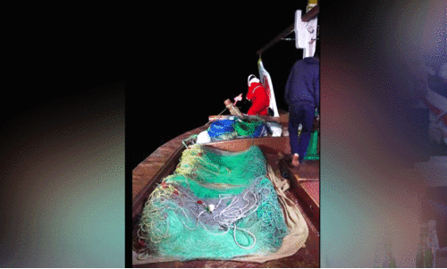 നി​രോ​ധി​ത വ​ല​ക​ൾ; മ​ത്സ്യ​ബ​ന്ധ​ന ബോ​ട്ട് പി​ടി​കൂ​ടി