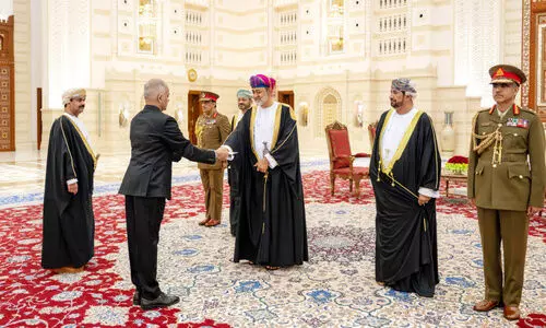 യോ​ഗ്യ​ത പ​ത്ര​ങ്ങ​ൾ സു​ൽ​ത്താ​ന് സ​മ​ർ​പ്പി​ച് ഇ​ന്ത്യ​ൻ അം​ബാ​സ​ഡ​ർ ഔ​ദ്യോ​ഗി​ക​മാ​യി ചു​മ​ത​ല​യേ​റ്റു