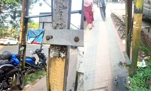 അപകടക്കെണിയായി പേട്ട കവലയിലെ നടപ്പാത