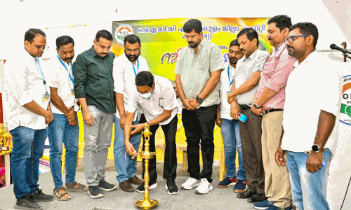 നി​റ​ങ്ങ​ളു​ടെ വ​ർ​ണ​ക്കൂ​ടാ​യി ഒ.​ഐ.​സി.​സി എ​റ​ണാ​കു​ളം ജി​ല്ല ‘നി​റ​ക്കൂ​ട്ട്- 2025’