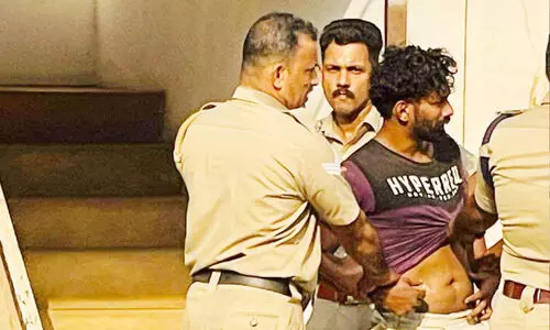 പ്രതിയെ തേടിയെത്തിയ പൊലീസിനെ മാതാവ് മിക്സി കൊണ്ടടിച്ചു, ​പിന്നാലെ കത്തികൊണ്ട് വെട്ടി; രണ്ട് പൊലീസുകാർ ആശുപത്രിയിൽ, മാതാവും മകനും കസ്റ്റഡിയിൽ