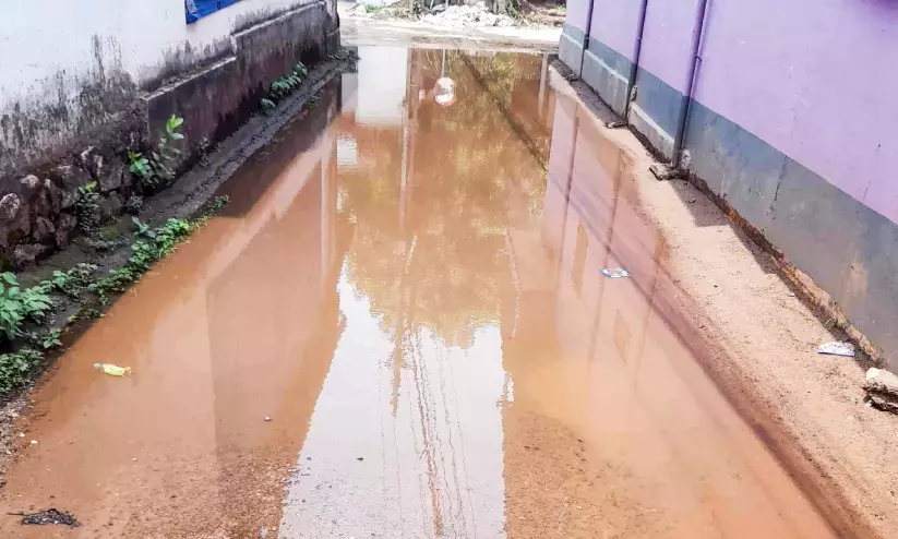 വെള്ളക്കെട്ട്​ രൂക്ഷം; പുറത്തിറങ്ങാനാകാതെ വീട്ടുകാർ