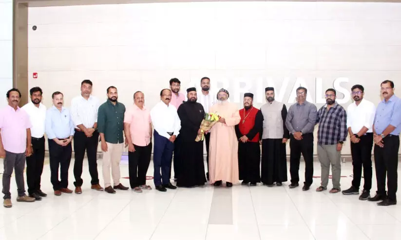 ഡോ. മാത്യുസ് മാർ തീമൊത്തിയോസ് തിരുമേനിയെ എയർപോർട്ടിൽ സ്വീകരിച്ചു ഡോ. മാത്യുസ് മാർ തീമൊത്തിയോസ് തിരുമേനിയെ എയർപോർട്ടിൽ സ്വീകരിച്ചു