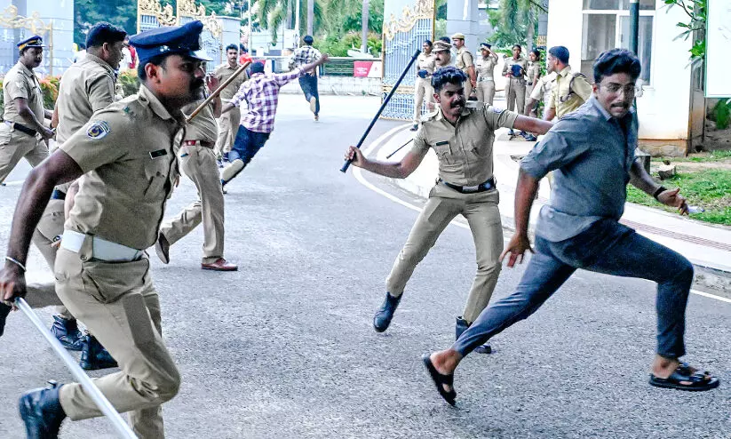 കേരള സര്‍വകലാശാല ആസ്ഥാനത്ത് എസ്.എഫ്.ഐ-കെ.എസ്.യു സംഘര്‍ഷം; പൊ​ലീ​സ് ലാ​ത്തി വീ​ശി