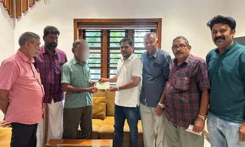 ജു​ബൈ​ൽ ഒ.​ഐ.​സി.​സി ചി​കി​ത്സാ​സ​ഹാ​യം കൈ​മാ​റി