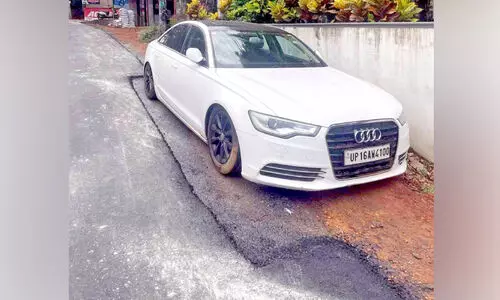 ഉടമയെ കിട്ടിയില്ല; കാ​ർ നി​ർ​ത്തി​യി​ട്ട സ്ഥ​ലം ഒ​ഴി​വാ​ക്കി റോഡ് ടാറിങ്