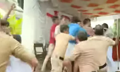 ‘കല്ലെടുക്കെടാ...’ -പാലക്കാട് ഭിന്നശേഷി കേന്ദ്രത്തിന് ആർ.എസ്.എസ് നേതാവിന്‍റെ പേരിടുന്നതിനെതിരെ കനത്ത പ്രതിഷേധം; തറക്കല്ലിടാനുള്ള കുഴിയിൽ ഇറങ്ങി തടഞ്ഞു