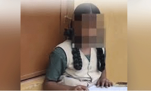 ആർത്തവമായതിനാൽ ദലിത് പെൺകുട്ടിയെ കോണിപ്പടിയിൽ പരീക്ഷ എഴുതിച്ചതായി പരാതി; പ്രിൻസിപ്പലിന് സസ്പെൻഷൻ -(വീഡിയോ)