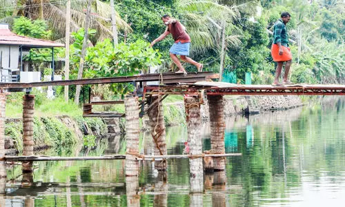 പാറേച്ചാൽ പൊക്കുപാലത്തിന്‍റെ തകർച്ച; മറുകര എത്താൻ ഇനി എത്രനാൾ