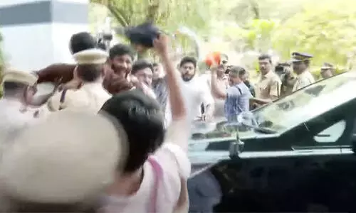 മാസപ്പടി: മുഖ്യമന്ത്രിക്ക് യൂത്ത് കോൺഗ്രസിന്‍റെ അപ്രതീക്ഷിത കരിങ്കൊടി