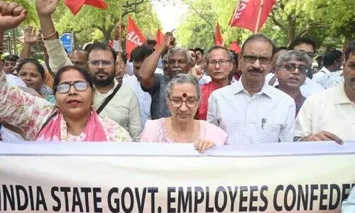 സര്‍ക്കാര്‍ ജീവനക്കാരും പെന്‍ഷന്‍കാരും പാര്‍ലമെന്റ്​ മാര്‍ച്ച് നടത്തി