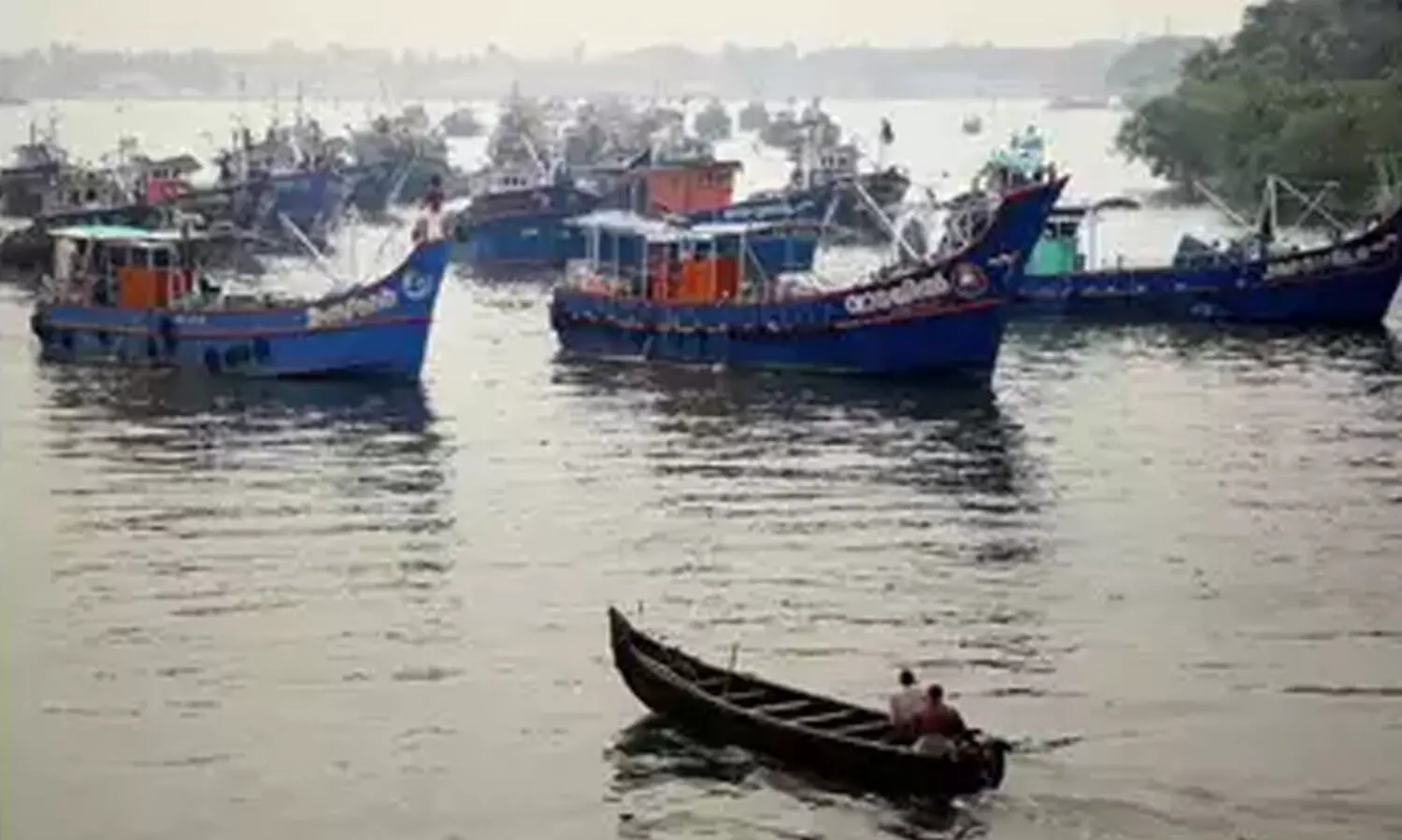 അനധികൃത മത്സ്യബന്ധനം; മൂന്ന്​ ബോട്ടുകൾ പിടിച്ചെടുത്തു