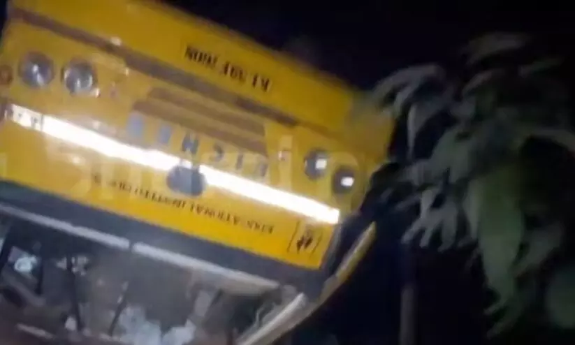 കണ്ണൂർ മയ്യിലിൽ സ്കൂൾ ബസ് മറിഞ്ഞ് നിരവധി വിദ്യാർഥികൾക്ക് പരിക്ക്