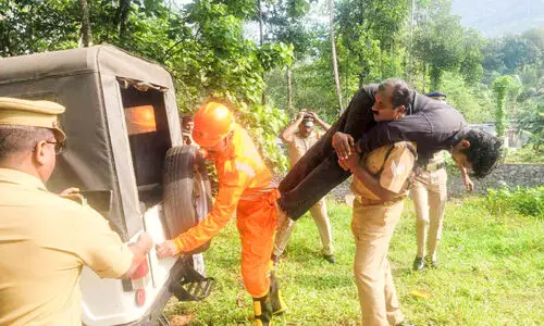 ആദ്യം പരിഭ്രാന്തി പിന്നെ ആശ്വാസം; മൂ​ല​മ​റ്റ​ത്ത് മോക്ഡ്രിൽ നടത്തി ദുരന്ത നിവാരണ അതോറിറ്റികൾ