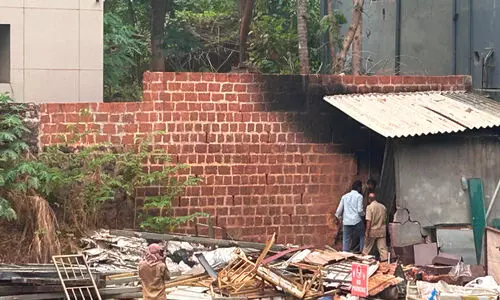 അ​ന​ധി​കൃ​ത​മാ​യി ഷെഡ് നിർമിച്ച് മാലിന്യം കത്തിക്കുന്നു; ആരോഗ്യവിഭാഗം സ്ഥലം പരിശോധിച്ചു