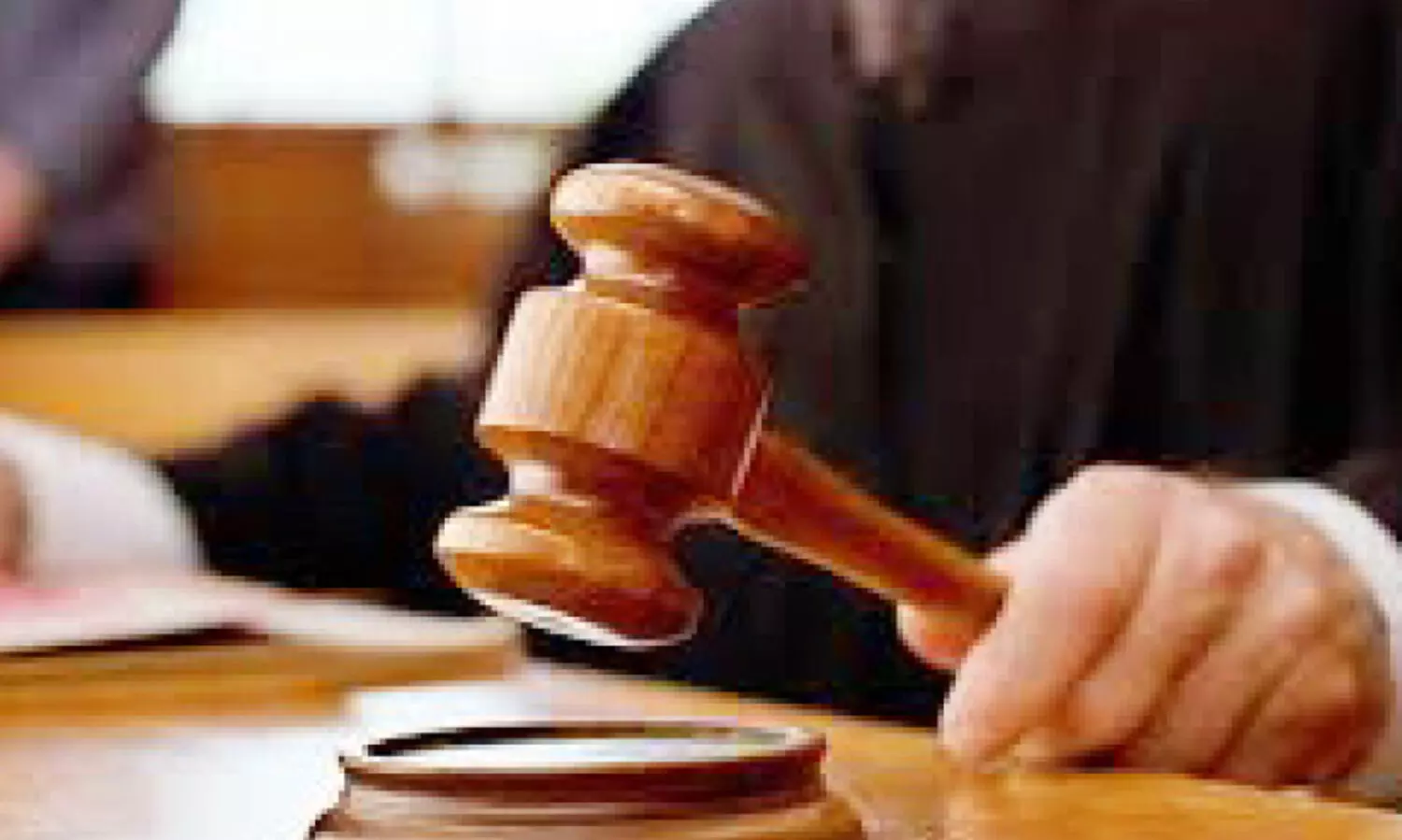 മോ​ഷ്ടി​ച്ച കാ​ർ​ഡ് ഉ​പ​യോ​ഗി​ച്ച് നി​കു​തി​യ​ട​ച്ച വി​ദേ​ശി​ക്ക് ത​ട​വ്