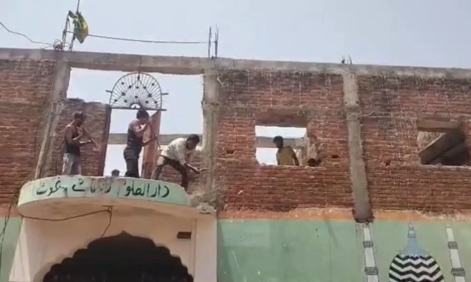 വഖഫ് ഭേദഗതി നിയമപ്രകാരമുള്ള ആദ്യനടപടി; മധ്യപ്രദേശിൽ 30 വർഷം പഴക്കമുള്ള മദ്രസ പൊളിച്ചുനീക്കി