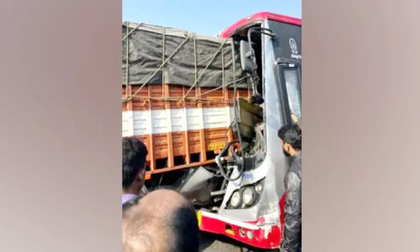 ക​ർ​ണാ​ട​ക ആ​ർ.​ടി.​സി ബ​സ് നി​ർ​ത്തി​യി​ട്ട ട്ര​ക്കി​ലി​ടി​ച്ച് 20 പേ​ർ​ക്ക് പ​രി​ക്ക്; ബസ് അമിതവേഗത്തിലായിരുന്നുവെന്ന് പൊലീസ്