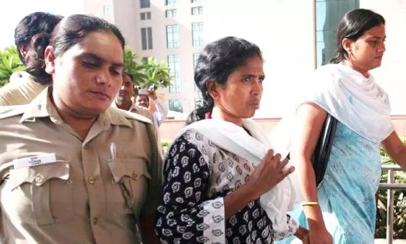 മാവോവാദി ബന്ധമാരോപിച്ച് അറസ്റ്റ് ചെയ്ത് സോണി സോരിയെ പൊലീസ് കോടതിയിൽ ഹാജരാക്കാൻ കൊണ്ടുപോകുന്നു