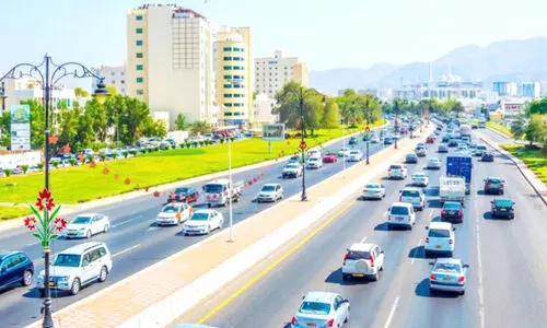 ഡ്രൈവിങ്ങിനിടെ മൊബൈൽ ഫോൺ ഉപയോഗം; ട്രാക്ക് ചെയ്യാൻ എ.ഐ കാമറയുമായി റോയൽ ഒമാൻ പൊലീസ്