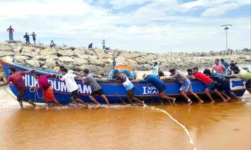 മുതലപ്പൊഴി അടഞ്ഞതോടെ മത്സ്യത്തൊഴിലാളികൾ പ്രതിസന്ധിയിൽ
