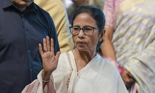 വഖഫ് നിയമ രോഷം: നിയമം ബംഗാളിൽ നടപ്പാക്കില്ലെന്ന ഉറപ്പിൽ സമാധാനത്തിന് അഭ്യർഥിച്ച് മമത; നടപടിയെടുക്കുമെന്ന് മുന്നറിയിപ്പ്