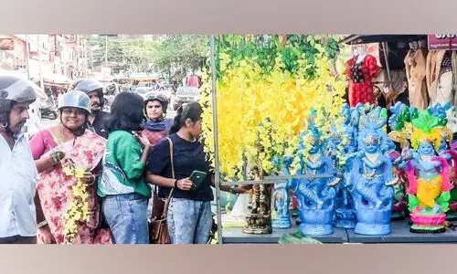 വിഷുക്കണിക്കായി നാടൊരുങ്ങി; വിപണിയും; പ​ച്ച​ക്ക​റി​ക്ക്​ ​  വി​ല​വ​ർ​ധ​ന​യി​ല്ല