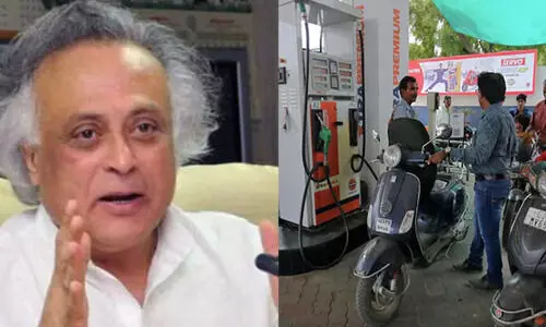 ‘11 വർഷത്തിനിടെ പെട്രോളിയം മേഖലയിൽനിന്ന് സർക്കാർ വാരിയത് 39.54 ലക്ഷം കോടി’;   സാധാരണക്കാരൻ ഇന്ധനവിലയുടെ ഭാരം പേറുമ്പോൾ കേന്ദ്രവും എണ്ണക്കമ്പനികളും ലാഭം കൊയ്യുന്നു -ജയറാം രമേശ്