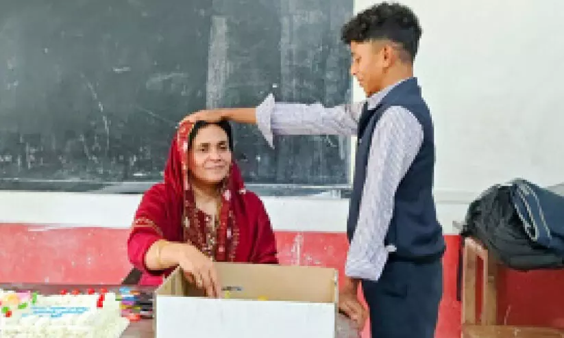 ലഹരി ഉപയോഗിക്കില്ല; ടീച്ചറുടെ തലയിൽ തൊട്ട് വിദ്യാർഥികളുടെ പ്രതിജ്ഞ ലഹരി ഉപയോഗിക്കില്ല; ടീച്ചറുടെ തലയിൽ തൊട്ട് വിദ്യാർഥികളുടെ പ്രതിജ്ഞ