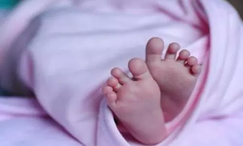 ന​വ​ജാ​ത ശി​ശു​വി​നെ മാ​ലി​ന്യ​ക്കൂ​മ്പാ​ര​ത്തി​ൽ ഉ​പേ​ക്ഷി​ച്ച നി​ല​യി​ൽ കണ്ടെത്തി