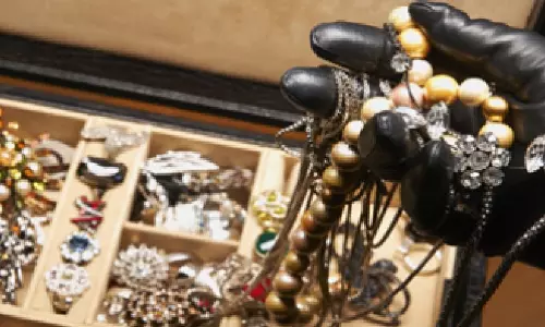 മൂ​ന്ന് കി​ലോ സ്വ​ർ​ണ​വു​മാ​യി ജ്വ​ല്ല​റി ജീ​വ​ന​ക്കാ​ര​ൻ ക​ട​ന്നു