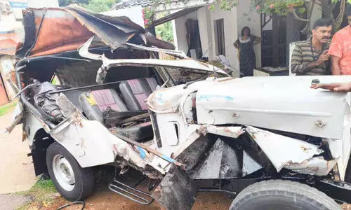 അടൂരിൽ വാഹനങ്ങൾ തമ്മിൽ കൂട്ടയിടി; നാ​ലു​പേ​ർ​ക്ക് പ​രി​ക്ക്