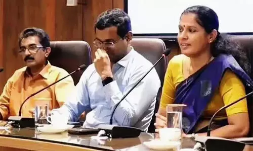 നവീൻ ബാബുവിന്റെ മരണം: പ്രതി പി.പി. ദിവ്യയും കലക്ടറും നടത്തിയ സംഭാഷണം മുഴുവനില്ല, കൈക്കൂലി കേസില്‍ അന്വേഷണം നടന്നില്ല -കുറ്റപത്രത്തിലെ പിഴവുകൾ ചൂണ്ടിക്കാട്ടി തുടരന്വേഷണം ആവശ്യപ്പെട്ട് ഭാര്യ മഞ്ജുഷ