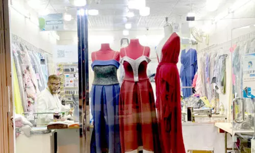 സ്ത്രീ​ക​ളു​ടെ വ​സ്ത്ര​ങ്ങ​ൾ വി​ൽക്കാൻ കടകളിൽ സ്ത്രീകൾ മ​തി