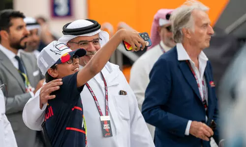 ആ​വേ​ശ​ത്തി​നൊ​പ്പം പ​ങ്കു​ചേ​ർ​ന്ന് കി​രീ​ടാ​വ​കാ​ശി​യും