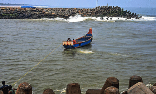 മുതലപ്പൊഴി മണൽ മൂടൽ: താഴ്ന്ന പ്രദേശങ്ങളിൽ വെള്ളം കയറുന്നു, പ്ര​തി​ഷേ​ധം ശ​ക്തം
