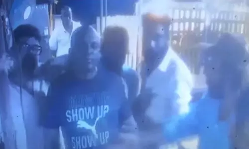 ചിക്കൻ കറിക്ക് ചൂട് കുറവ്; ഹോട്ടലുടമയെ സോഡാകുപ്പിയെടുത്ത് തലക്കടിച്ചു, പുറത്തേക്ക് വലിച്ചിറക്കി മർദിച്ചു