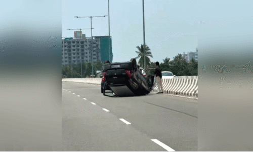 കഴക്കൂട്ടം എലിവേറ്റഡ് ഹൈവേയിൽ കാർ തലയായി മറിഞ്ഞു; ആ​ര്‍ക്കും പ​രി​ക്കി​ല്ല