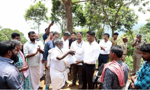അതിരപ്പിള്ളിയിലെ ആദിവാസികൾക്ക് വിഷുക്കൈനീട്ടം: വൈദ്യുതിയും ഭൂമിയും അനുവദിച്ചു