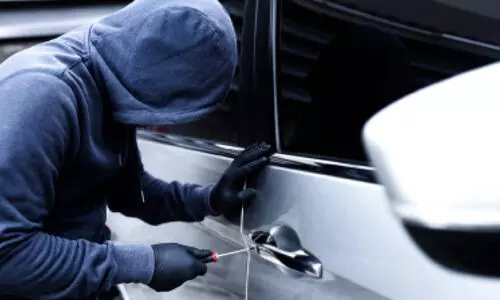 പ്ര​വാ​സി​യു​ടെ കാ​റി​ൽ​നി​ന്ന് 1600 ദീ​നാ​ർ മോ​ഷ്ടി​ച്ചു