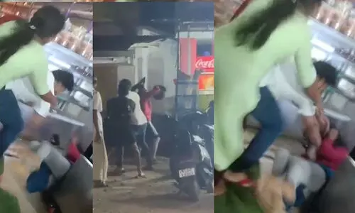 ഭൂമിക്ക് മുകളിൽ തന്നെ വെച്ചേക്കില്ല, ഹെൽമറ്റു കൊണ്ടു തലക്കടിച്ച് വീഴ്ത്തി, കടയിലേക്ക് ഓടിക്കയറാൻ ശ്രമിച്ചപ്പോൾ ചവിട്ടി വീഴ്ത്തി; വീട്ടുജോലിയുടെ ശമ്പളം ചോദിച്ചതിന് ആലപ്പുഴയിൽ യുവതിക്ക് ക്രൂര മർദനം ഭൂമിക്ക് മുകളിൽ തന്നെ വെച്ചേക്കില്ല, ഹെൽമറ്റു കൊണ്ടു തലക്കടിച്ച് വീഴ്ത്തി, കടയിലേക്ക് ഓടിക്കയറാൻ ശ്രമിച്ചപ്പോൾ ചവിട്ടി വീഴ്ത്തി; വീട്ടുജോലിയുടെ ശമ്പളം ചോദിച്ചതിന് ആലപ്പുഴയിൽ യുവതിക്ക് ക്രൂര മർദനം