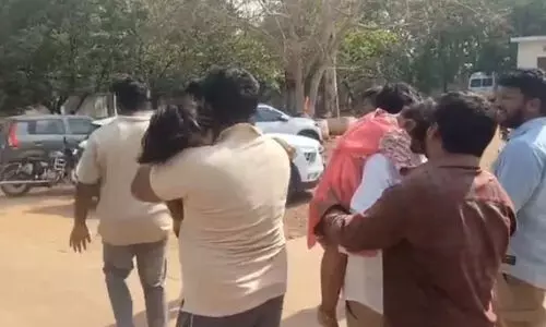 കളിക്കുന്നതിനിടെ കാറിൽ കയറി ഡോർ അടച്ചു; സഹോദരങ്ങളായ പെൺകുട്ടികൾക്ക് ദാരുണാന്ത്യം