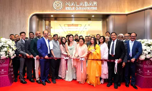 ദു​ബൈ യു.​ഡ​ബ്ല്യൂ മാ​ളി​ൽ മ​ല​ബാ​ർ ഗോ​ൾ​ഡ്​ പു​തി​യ ഷോ​റൂം